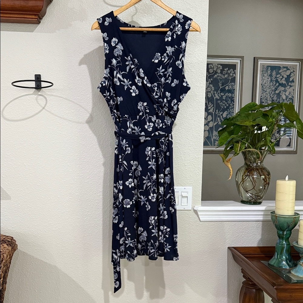 NWOT 41 Hawthorn Navy and White Floral knee length Dress size large